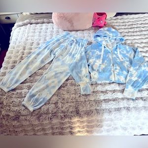 Brand: Reflex I have a set exactly like this so this one goes to Posh!